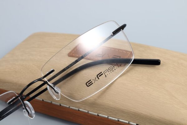 Exfash EF39289T – Gọng Kính Titan Khoan Không Viền